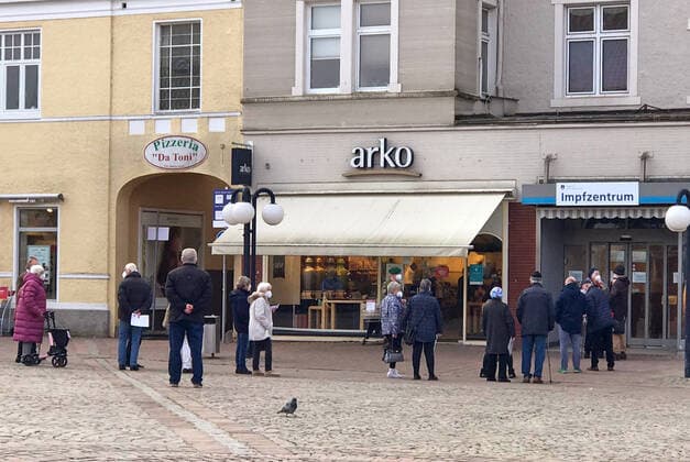 01.03.2021, Warteschlange am Corona-Impfzentrum in Eutin in Schleswig Holstein in der Fussgängerzone. Das Impfzentrum befindet in der Stadt sich an zentraler Stelle direkt auf dem Marktplatz im ehemaligen Sky-Markt. Das Impfzentrum wurde vom Kreis Ostholstein eingerichtet unter Beteiligung von THW und Bundeswehr. 01.03.2021, Betrieb im Impfzentrum in Eutin 01.03.2021, Betrieb im Impfzentrum in Eutin