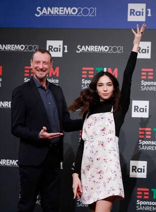 Bilder des Jahres 2021, Entertainment 03 März Entertainment Themen der Woche KW09 Entertainment Bilder des Tages foto IPP Andrea Oldani Sanremo 02 03 2021 festival di sanremo - 71esimo festival della canzone italiana photocall conferenza stampa nella foto : il conduttore amadeus (Amedeo Umberto Rita Sebastiani) e Matilda De Angelis *** photo IPP Andrea Oldani Sanremo 02 03 2021 sanremo festival 71st italian song festival photocall press conference in the photo the conductor amadeus Amedeo Umberto Rita Sebastiani and Matilda De Angelis  0