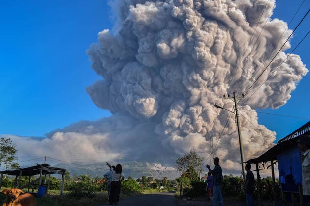 Bilder des Jahres 2021, News 03 März News Themen der Woche KW09 News Bilder des Tages (210302) -- NORTH SUMATRA, March 2, 2021 -- People watch volcanic materials being spewed from Mount Sinabung in Karo, North Sumatra, Indonesia, on March 2, 2021. Mount Sinabung on the Indonesian island of Sumatra erupted on Tuesday, spewing ash clouds as high as 5,000 meters into the sky. There were no reports of casualties or damages. (Photo by Xinhua) INDONESIA-NORTH SUMATRA-MOUNT SINABUNG-ERUPTION SariantoxSembiring 
