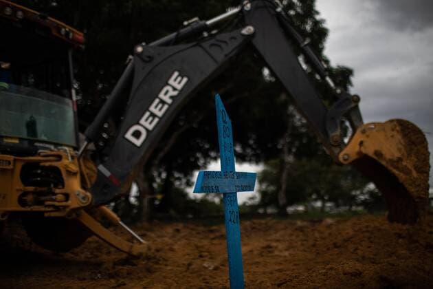 News Bilder des Tages A machine digs a grave to bury a covid-19 victim at the Nossa Senhora Aparecida Cemetery, in Manaus, Amazonas, Brazil, 01 March 2021 (issued 02 March). Brazil is experiencing the worst moment of the coronavirus pandemic, with an explosion of cases and income that has led health authorities to demand more restriction measures throughout the country, while the president, Jair Bolsonaro, insists on denying the seriousness of a disease that already leaves more than 250,000 dead. Brazil is experiencing the worst moment of the pandemic with more than 250 thousand deaths !ACHTUNG: NUR REDAKTIONELLE NUTZUNG!  Copyright: xRaphaelxAlvesx AME9080 20210302-637502941555422564