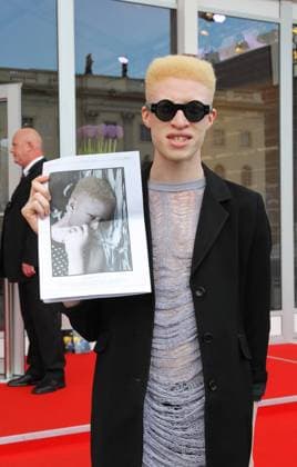 der Albino Model aus den USA Shaun Ross bei der Modenschau des Labels Dimitri bei der Mercedes Benz Fashionweek Berlin Sommer im Zelt auf dem Bebelplatz in Berlin Copyright: xEventpressxHerrmannx