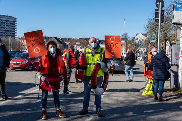 Kiel den 02. März 2021 Demonstration in Kiel. Unter dem Motto SOS Wir ertrinken marschierte heute eine überschaubare Gruppe vom Exerzierplatz durch die Stadt am Landeshaus vorbei bis zur Staatskanzlei. Die Demonstration galt der Forderung nach weiteren Öffnungen im Dienstleistungsgewerbe, für Selbstständige und körpernahe Dienstleistungen. Mit dabei Vertreter von u.A. Tattoo-Studios, Kosmetiksalons, Fahrschulen, Veranstalter.