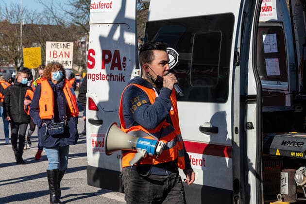 Kiel den 02. März 2021 Demonstration in Kiel. Unter dem Motto SOS Wir ertrinken marschierte heute eine überschaubare Gruppe vom Exerzierplatz durch die Stadt am Landeshaus vorbei bis zur Staatskanzlei. Die Demonstration galt der Forderung nach weiteren Öffnungen im Dienstleistungsgewerbe, für Selbstständige und körpernahe Dienstleistungen. Mit dabei Vertreter von u.A. Tattoo-Studios, Kosmetiksalons, Fahrschulen, Veranstalter.