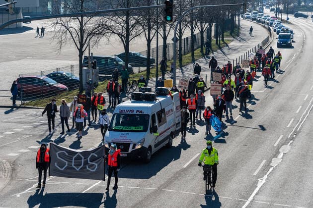 Kiel den 02. März 2021 Demonstration in Kiel. Unter dem Motto SOS Wir ertrinken marschierte heute eine überschaubare Gruppe vom Exerzierplatz durch die Stadt am Landeshaus vorbei bis zur Staatskanzlei. Die Demonstration galt der Forderung nach weiteren Öffnungen im Dienstleistungsgewerbe, für Selbstständige und körpernahe Dienstleistungen. Mit dabei Vertreter von u.A. Tattoo-Studios, Kosmetiksalons, Fahrschulen, Veranstalter.