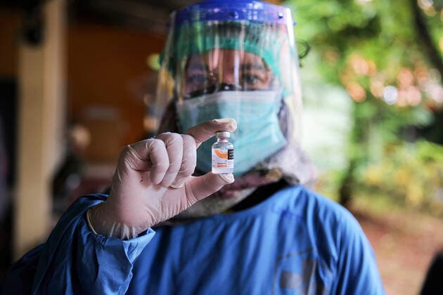 March 2, 2021, Jakarta, Indonesia: A healthcare worker holds a Sinovac s COVID-19 vaccine..Mass vaccination for elderly at the school amid the coronavirus disease (COVID-19) in Jakarta. Jakarta Indonesia - ZUMAs197 20210302_zaa_s197_073 Copyright: xAslamxIqbalx