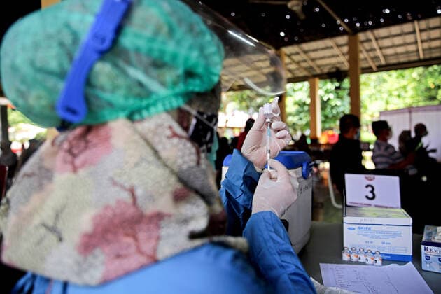 March 2, 2021, Jakarta, Indonesia: A healthcare worker prepares for a shot of Sinovac s COVID-19 vaccine..Mass vaccination for elderly at the school amid the coronavirus disease (COVID-19) in Jakarta. Jakarta Indonesia - ZUMAs197 20210302_zaa_s197_074 Copyright: xAslamxIqbalx
