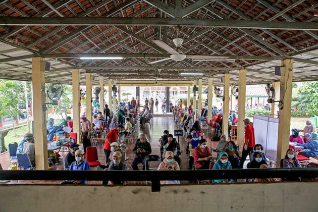 News Bilder des Tages March 2, 2021, Jakarta, Indonesia: Elderly people waiting for their turn to be vaccinated..Mass vaccination for elderly at the school amid the coronavirus disease (COVID-19) in Jakarta. Jakarta Indonesia - ZUMAs197 20210302_zaa_s197_077 Copyright: xAslamxIqbalx