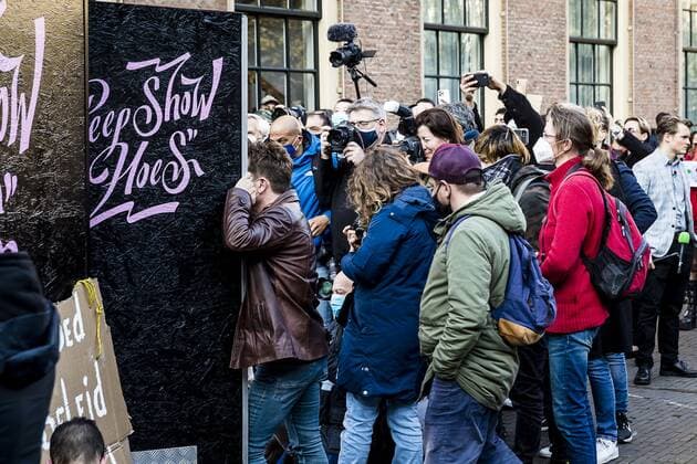 DEN HAAG - 02-03-2021, Hofplaats. Sexworkers protest against not be able to work yet. Bussy at the peepshow Sexwerkers protesteren omdat ze nog niet aan het werk mogen. Drukte bij de peepshow Sexworkers protest against not be able to work  x10961500x Copyright:
