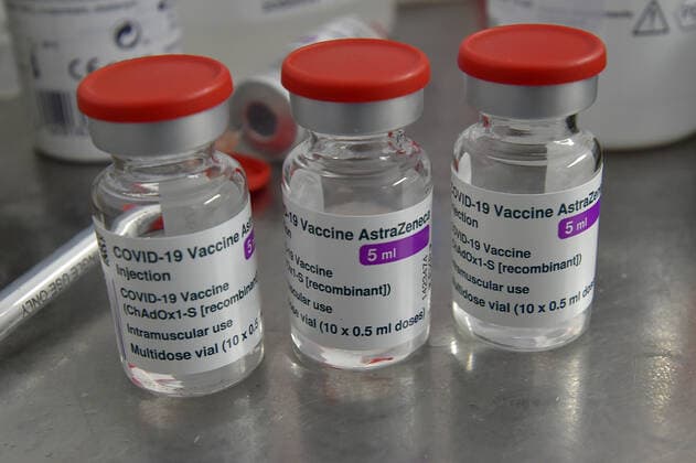 The Karlovy Vary Region, west Bohemia, which is extremely affected with COVID-19, has received 15,000 vaccine doses donated from Germany and Czechia added 1,800 doses from its reserves, regional spokeswoman Jana Pavlikova told CTK today. It is a gift, therefore Czechia does not need to return the equivalent amount once it has enough vaccine, the Saxony Health Ministry told CTK. The vaccine will be distributed evenly to all the three districts within the region. The total 5,600 vaccine doses from the AstraZeneca pharmaceutical firm have been delivered to the Karlovy Vary hospital. Now, the same supply is on its way to the hospitals in Sokolov and Cheb, she said in the morning. The Sokolov hospital received the vaccine this noon, on Tuesday  KBS_03