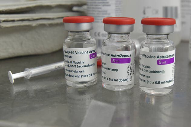 The Karlovy Vary Region, west Bohemia, which is extremely affected with COVID-19, has received 15,000 vaccine doses donated from Germany and Czechia added 1,800 doses from its reserves, regional spokeswoman Jana Pavlikova told CTK today. It is a gift, therefore Czechia does not need to return the equivalent amount once it has enough vaccine, the Saxony Health Ministry told CTK. The vaccine will be distributed evenly to all the three districts within the region. The total 5,600 vaccine doses from the AstraZeneca pharmaceutical firm have been delivered to the Karlovy Vary hospital. Now, the same supply is on its way to the hospitals in Sokolov and Cheb, she said in the morning. The Sokolov hospital received the vaccine this noon, on Tuesday  KBS_04
