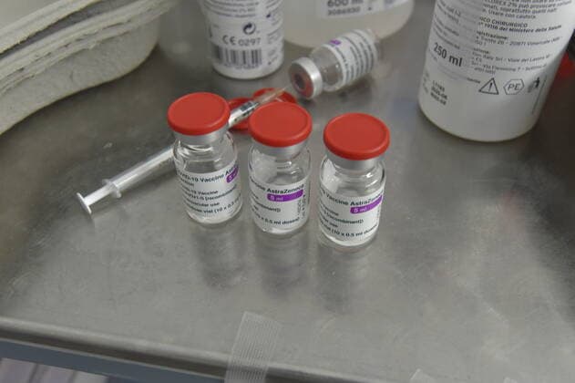 The Karlovy Vary Region, west Bohemia, which is extremely affected with COVID-19, has received 15,000 vaccine doses donated from Germany and Czechia added 1,800 doses from its reserves, regional spokeswoman Jana Pavlikova told CTK today. It is a gift, therefore Czechia does not need to return the equivalent amount once it has enough vaccine, the Saxony Health Ministry told CTK. The vaccine will be distributed evenly to all the three districts within the region. The total 5,600 vaccine doses from the AstraZeneca pharmaceutical firm have been delivered to the Karlovy Vary hospital. Now, the same supply is on its way to the hospitals in Sokolov and Cheb, she said in the morning. The Sokolov hospital received the vaccine this noon, on Tuesday  KBS_05