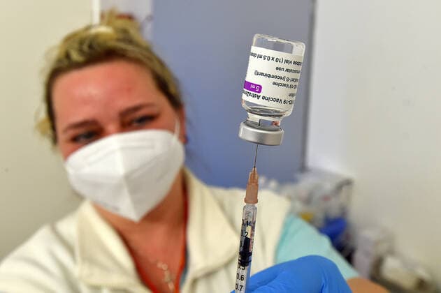 The Karlovy Vary Region, west Bohemia, which is extremely affected with COVID-19, has received 15,000 vaccine doses donated from Germany and Czechia added 1,800 doses from its reserves, regional spokeswoman Jana Pavlikova told CTK today. It is a gift, therefore Czechia does not need to return the equivalent amount once it has enough vaccine, the Saxony Health Ministry told CTK. The vaccine will be distributed evenly to all the three districts within the region. The total 5,600 vaccine doses from the AstraZeneca pharmaceutical firm have been delivered to the Karlovy Vary hospital. Now, the same supply is on its way to the hospitals in Sokolov and Cheb, she said in the morning. The Sokolov hospital received the vaccine this noon, on Tuesday  KBS_06