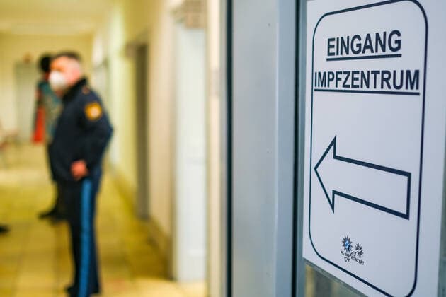 Start der Corona-Schutzimpfungen bei der Bayerischen Polizei 02.02.2021 MÜNCHEN Die Bayerische Polizei erhält heute die ersten 10.000 Dosen des Corona-Impfstoffes vom Hersteller AstraZeneca. Eingang zum Impfzentrum der 1. Bereitschaftspolizeiabteilung in München. München Bayern Deutschland