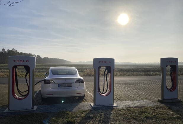 Ein Tesla Model 3 steht zum Aufladen an einem Tesla Supercharger in Bersteland. 02.05.2021, Besteland Deutschland