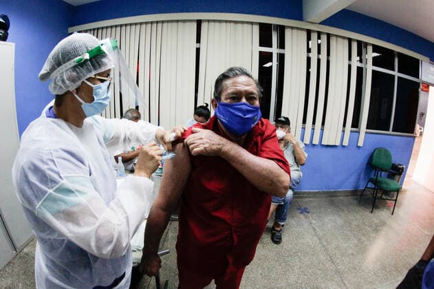 MANAUS, AM - 02.03.2021: VACINAÇÃO EM IDOSOS DE 68 ANOS EM MANAUS - Vaccination against Covid-19 in 68-year-olds, this Tuesday morning (2), at the State Center for Family Living, Father Pedro Vignola in the northern part of the city of Manaus (AM). x2038197x  SandroxPereira