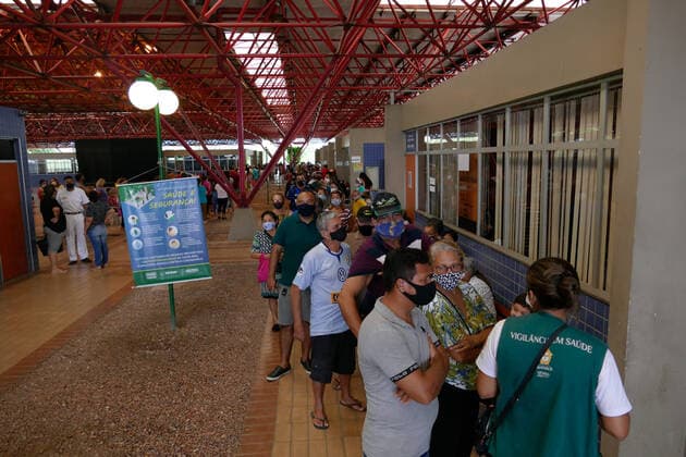 MANAUS, AM - 02.03.2021: VACINAÇÃO EM IDOSOS DE 68 ANOS EM MANAUS - Vaccination against Covid-19 in 68-year-olds, this Tuesday morning (2), at the State Center for Family Living, Father Pedro Vignola in the northern part of the city of Manaus (AM). In the photo, elderly people wait in line to be vaccinated. x2038199x  SandroxPereira
