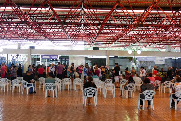 MANAUS, AM - 02.03.2021: VACINAÇÃO EM IDOSOS DE 68 ANOS EM MANAUS - Vaccination against Covid-19 in 68-year-olds, this Tuesday morning (2), at the State Center for Family Living, Father Pedro Vignola in the northern part of the city of Manaus (AM). In the photo, elderly people wait in line to be vaccinated. x2038201x  SandroxPereira