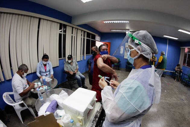 MANAUS, AM - 02.03.2021: VACINAÇÃO EM IDOSOS DE 68 ANOS EM MANAUS - Vaccination against Covid-19 in 68-year-olds, this Tuesday morning (2), at the State Center for Family Living, Father Pedro Vignola in the northern part of the city of Manaus (AM). In the photo, a nurse prepares a dose of the Oxford AstraZeneca vaccine. x2038218x  SandroxPereira