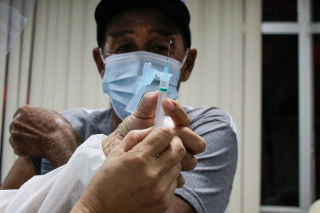 MANAUS, AM - 02.03.2021: VACINAÇÃO EM IDOSOS DE 68 ANOS EM MANAUS - Vaccination against Covid-19 in 68-year-olds, this Tuesday morning (2), at the State Center for Family Living, Father Pedro Vignola in the northern part of the city of Manaus (AM). x2038238x  SandroxPereira