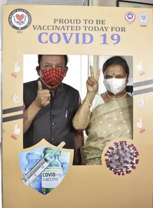 News Bilder des Tages NEW DELHI, INDIA - MARCH 2: Union Minister of Health & Family Welfare, Dr Harsh Vardhan, with his wife Nutan Goel after take the first dose of COVID19 vaccine at Delhi Heart and Lung Institute panchkuian Road on March 2, 2021 in New Delhi, India. (Photo by Sonu Mehta Hindustan Times) Union Health Minister Harsh Vardhan Take First Dose Of Covid 19 Vaccine