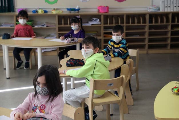 (210302) -- ANKARA, March 2, 2021 -- Students wearing face masks attend a class at a daycare center in Ankara, Turkey on March 2, 2021. Turkey on Tuesday reported 11,837 new COVID-19 cases, including 668 symptomatic patients, as its daily infections exceeded 10,000 for the first time in about two months. (Photo by Xinhua) TURKEY-ANKARA-COVID-19-CASES MustafaxKaya 
