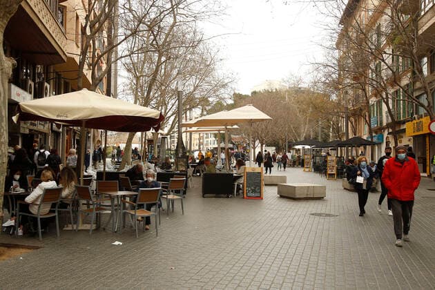 The terrace of a bar in Palma, Majorca, Balearic Islands (Spain), on 2 March 2021. Mallorca receives this Tuesday new measures relating to hospitality and social gatherings. Thus, bars and restaurants on the island will be able to reopen their terraces and social gatherings may be up to six people. 02 MARCH 2021;MALLORCA;FORMENTERA;BALEARIC ISLANDS;HOTEL AND CATERING TRADE Isaac Buj LagenciaEP 03 02 2021 PALMA, MALLORCA, BALEARIC ISLAND PALMA, MALLORCA, BALEARIC ISLAND Spain Copyright: xIsaacxBujx 3588010
