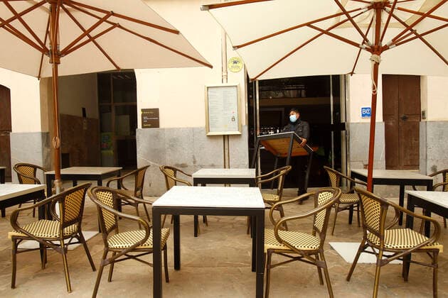 The terrace of a bar in Palma, Majorca, Balearic Islands (Spain), on 2 March 2021. Mallorca receives this Tuesday new measures relating to hospitality and social gatherings. Thus, bars and restaurants on the island will be able to reopen their terraces and social gatherings may be up to six people. 02 MARCH 2021;MALLORCA;FORMENTERA;BALEARIC ISLANDS;HOTEL AND CATERING TRADE Isaac Buj LagenciaEP 03 02 2021 PALMA, MALLORCA, BALEARIC ISLAND PALMA, MALLORCA, BALEARIC ISLAND Spain Copyright: xIsaacxBujx 3588011