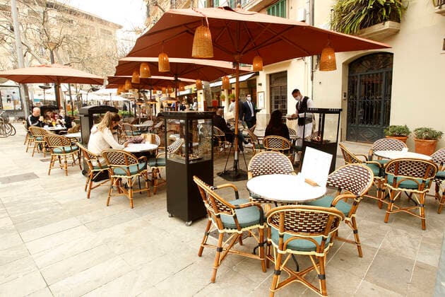The terrace of a cafe in Palma, Majorca, Balearic Islands, Spain, on 2 March 2021. Mallorca receives this Tuesday new measures relating to hospitality and social gatherings. Thus, bars and restaurants on the island will be able to reopen their terraces and social gatherings may be up to six people. 02 MARCH 2021;MALLORCA;FORMENTERA;BALEARIC ISLANDS;HOTEL AND CATERING TRADE Isaac Buj LagenciaEP 03 02 2021 PALMA, MALLORCA, BALEARIC ISLAND PALMA, MALLORCA, BALEARIC ISLAND Spain Copyright: xIsaacxBujx 3588014