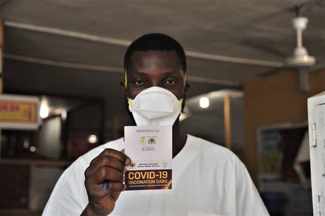 (210302) -- ACCRA, March 2, 2021 -- A man shows his COVID-19 vaccination card after receiving the injection at a hospital in Accra, Ghana, on March 2, 2021. The government of Ghana Tuesday rolled out a program to commence the mass vaccination of people living in some 43 epicenter-districts in the Greater Accra, Ashanti and Central regions against the COVID-19 pandemic. (Photo by Xinhua) GHANA-ACCRA-COVID-19-MASS VACCINATION Seth 