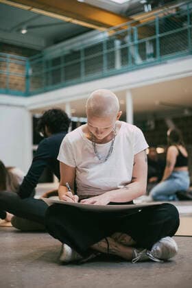 IMAGO Creative: Pride Month 2022, Aktivismus Bald female protestor making signboard in building Sweden, Stockholm, model released, property released Copyright: xMaskotx , MA84495