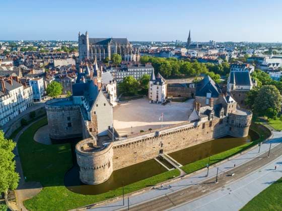 Nantes (north-western France): Chateau des ducs de Bretagne (Castle of the Dukes of Brittany) Nantes (north-western France): aerial view of the Castle of the Dukes of Brittany with the Cathedral of St. Peter and St. Paul of Nantes and the city in the background Pays de Loire; Atlantic Loire region; Nantes Europe; Western Europe; France  Copyright: xGazeauxJ Andia.frx 369016