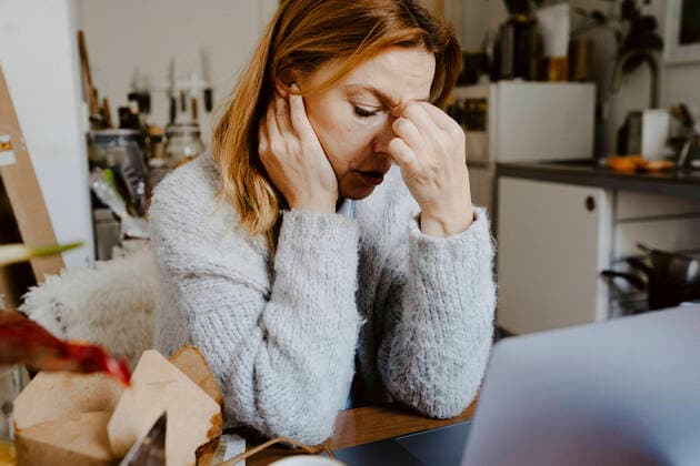 IMAGO Creative: Internationaler Frauenmonat, Gesundheit, Frauen in der Menopause Stressed female entrepreneur working at home Germany, Berlin, model released, property released Copyright: xMaskotx , MA84940
