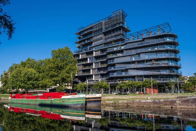 Architektur von Jean Nouvel Rennes (Brittany, north-western France): quay Quai Saint-Cyr Rennes (Brittany, north-western France): quay Quai Saint-Cyr along the Vilaine River. Overview of the Cap Mail building - Editorial use only mandatory mention of the architect™s name Jean Nouvel Brittany; Ille et Vilaine 35; Re Europe; Western Europe; France  Copyright: xMatarezo Andia.frx 372757