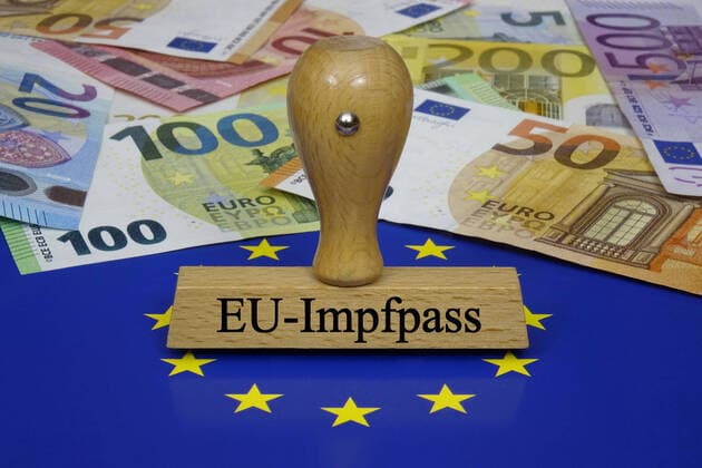 Stempel und EU-Impfpass Stempel und EU-Impfpass, 02.03.2021, Borkwalde, Brandenburg, Auf einem Stempel steht der Schriftzug EU-Impfpass.