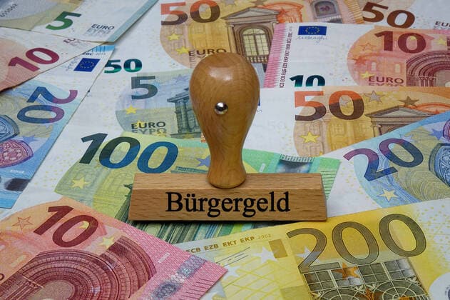 Stempel und Bürgergeld Stempel und Bürgergeld, 02.03.2021, Borkwalde, Brandenburg, Auf einem Stempel steht der Schriftzug Bürgergeld. *** stamp and citizens money stamp and citizens money, 02 03 2021, Borkwalde, Brandenburg, on a stamp is the writing citizens money
