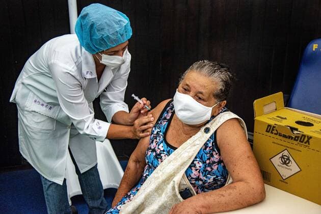 COVID-19 vaccination in Rio RIO DE JANEIRO, BRAZIL, MAR 03: COVID-19 VACCINATION IN RIO - Elderly people receive the second dose of vaccine from the Sinovac Biotech laboratory when the country reaches the record mark of 1726 dead in 24 hours, on March 03, 2021. ( Photo by Chico Ferreira Penta Press ) Rio de Janeiro Brazil 6251_233430 Copyright: xChicoxFerreira PentaxPressx