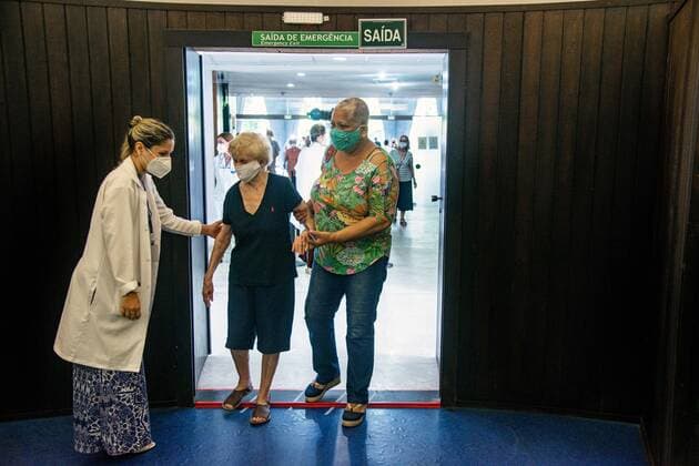 COVID-19 vaccination in Rio RIO DE JANEIRO, BRAZIL, MAR 03: COVID-19 VACCINATION IN RIO - Elderly people arrive at at the vaccination station to receive the second dose of vaccine from the Sinovac Biotech laboratory when the country reaches the record mark of 1726 dead in 24 hours, on March 03, 2021. ( Photo by Chico Ferreira Penta Press ) Rio de Janeiro Brazil 6251_233432 Copyright: xChicoxFerreira PentaxPressx