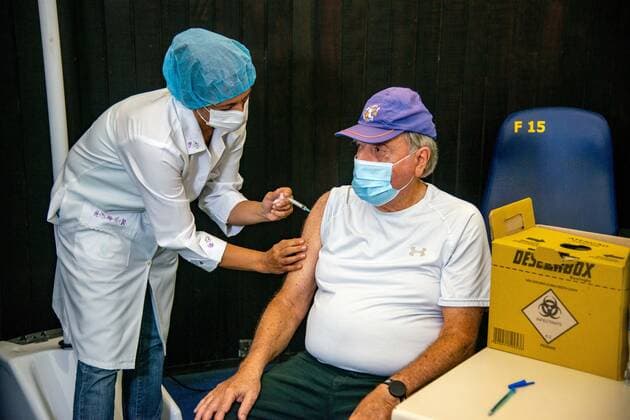 COVID-19 vaccination in Rio RIO DE JANEIRO, BRAZIL, MAR 03: COVID-19 VACCINATION IN RIO - Elderly people receive the second dose of vaccine from the Sinovac Biotech laboratory when the country reaches the record mark of 1726 dead in 24 hours, on March 03, 2021. ( Photo by Chico Ferreira Penta Press ) Rio de Janeiro Brazil 6251_233433 Copyright: xChicoxFerreira PentaxPressx