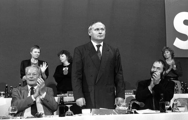 Deutschland, Berlin 26.09.1990. Archiv Nr.: 21-23-12 SPD-Parteitag Foto: SPD-Kanzlerkandidat Oskar Lafontaine und Willy Brandt , rechts Markus Meckel SPD-Parteitag *** Germany, Berlin 26 09 1990 Archive Nr 21 23 12 SPD Party Congress Photo SPD Chancellor Candidate Oskar Lafontaine and Willy Brandt , right Markus Meckel SPD Party Congress