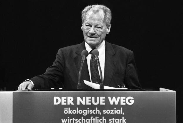 Deutschland, Berlin 26.09.1990. Archiv Nr.: 21-26-12 SPD-Parteitag Foto: Willy Brandt bei Rede SPD-Parteitag *** Germany, Berlin 26 09 1990 Archiv Nr 21 26 12 SPD Parteitag Foto Willy Brandt at speech SPD Parteitag
