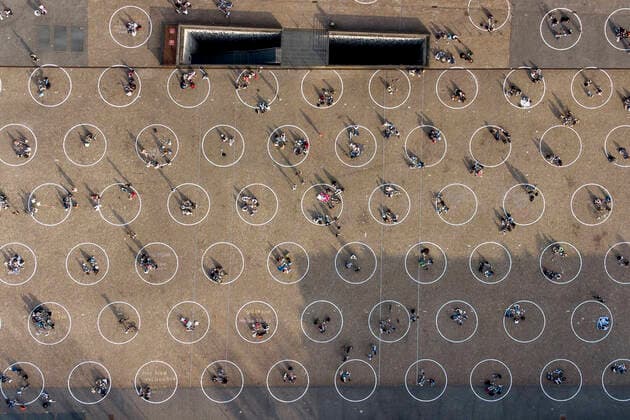 Bilder des Jahres 2021, News 03 März News Themen der Woche KW09 News Bilder des Tages Illustration picture shows an aerial view from a drone of the social distancing circles installed on the Sint-Pietersplein, in the center of Ghent, ,Wednesday 03 March 2021. With the high temperatures of the last days, people have flocked to public parks and squares, often not respecting social distance and other corona safety rules. To encourage people to respect the safe distances, Ghent has marked 6m diameter circles for small bubbles of maximum four people.  DIRKxWAEM 2654660