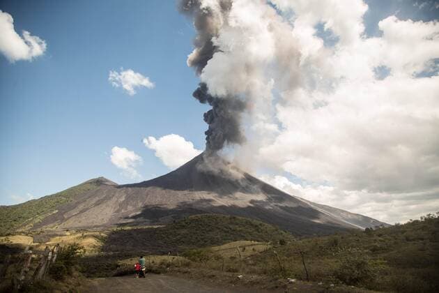 Bilder des Jahres 2021, News 03 März News Themen der Woche KW09 News Bilder des Tages Photograph of an explosion from the Pacaya volcano, seen from San Vicente Pacaya, Guatemala, 03 March 2021. The Pacaya volcano, one of the most active of the 32 that Guatemala has, increased its activity this Wednesday with the launch of volcanic material at high altitude and ash that is dispersed up to 25 kilometers away from its crater, of which three are already formed, lava flows. Guatemala s Pacaya volcano increases activity with ash release !ACHTUNG: NUR REDAKTIONELLE NUTZUNG!  Copyright: xEstebanxBibax AME9432 20210303-637504025735647958