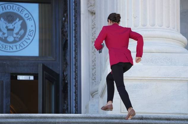 Berühmte Feministinnen, Alexandria Ocasio-Cortez News Themen der Woche KW09 Rep. Alexandria Ocasio-Cortez, D-N.Y., sprints up the East Front steps of the House of Representatives of the U.S. Capitol as she rushes to a vote on Wednesday, March 3, 2021 in Washington, DC.  WAP2021030302 PatxBenic