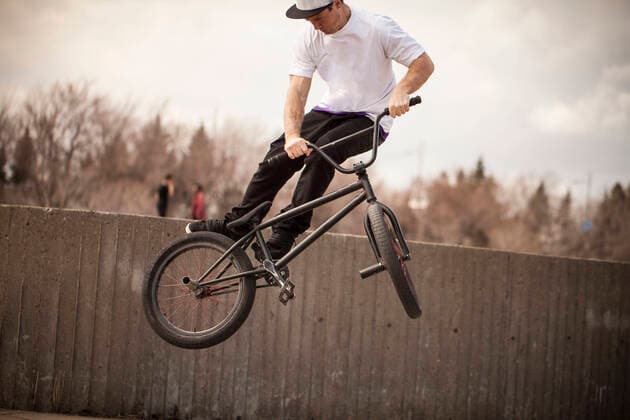 Young bmx rider trying to land trick Montreal, QC, Canada CR_CHPH210303C-621379-01 ,model released, Symbolfoto