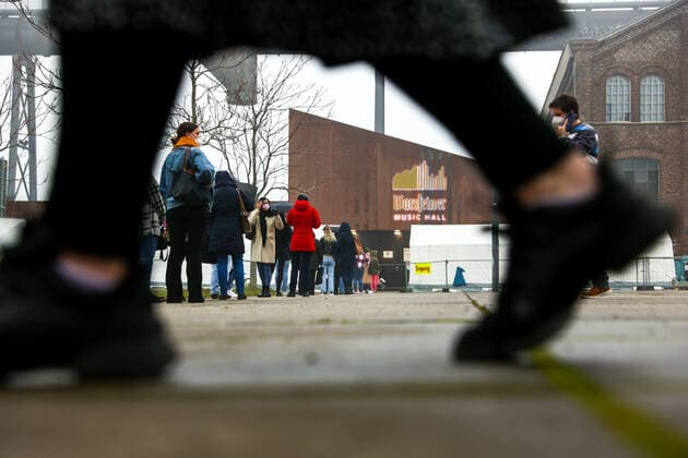 04.03.2021, Aktuelles, Politik, Start der Coronaimpfung für Gruppe 2, Ärzte, Arzthelfer, Klinikpersonal, Lehrer, Erzieher, chronisch Kranke, Polizisten, Lange Warteschlangen vor dem Impfzentrum Phoenix-West. Dortmund Impfzentrum Phoenix-West NRW Deutschland xRHR-FOTO DEx