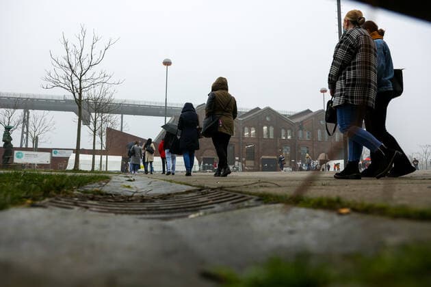 04.03.2021, Aktuelles, Politik, Start der Coronaimpfung für Gruppe 2, Ärzte, Arzthelfer, Klinikpersonal, Lehrer, Erzieher, chronisch Kranke, Polizisten, Lange Warteschlangen vor dem Impfzentrum Phoenix-West. Dortmund Impfzentrum Phoenix-West NRW Deutschland xRHR-FOTO DEx