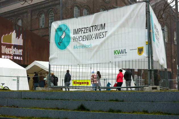 04.03.2021, Aktuelles, Politik, Start der Coronaimpfung für Gruppe 2, Ärzte, Arzthelfer, Klinikpersonal, Lehrer, Erzieher, chronisch Kranke, Polizisten, Lange Warteschlangen vor dem Impfzentrum Phoenix-West. Dortmund Impfzentrum Phoenix-West NRW Deutschland xRHR-FOTO DEx
