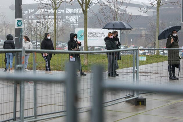 04.03.2021, Aktuelles, Politik, Start der Coronaimpfung für Gruppe 2, Ärzte, Arzthelfer, Klinikpersonal, Lehrer, Erzieher, chronisch Kranke, Polizisten, Lange Warteschlangen vor dem Impfzentrum Phoenix-West. Dortmund Impfzentrum Phoenix-West NRW Deutschland xRHR-FOTO DEx