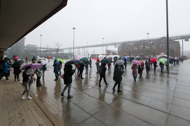 04.03.2021, Aktuelles, Politik, Start der Coronaimpfung für Gruppe 2, Ärzte, Arzthelfer, Klinikpersonal, Lehrer, Erzieher, chronisch Kranke, Polizisten Lange Warteschlangen vor dem Impfzentrum Phoenix-West. Dortmund Impfzentrum Phoenix-West NRW Deutschland xRHR-FOTO DEx