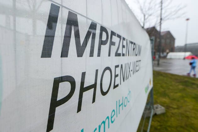 04.03.2021, Aktuelles, Politik, Start der Coronaimpfung für Gruppe 2, Ärzte, Arzthelfer, Klinikpersonal, Lehrer, Erzieher, chronisch Kranke, Polizisten, Ein Banner macht auf das Impfzentrum aufmerksam. Dortmund Impfzentrum Phoenix-West NRW Deutschland xRHR-FOTO DEx